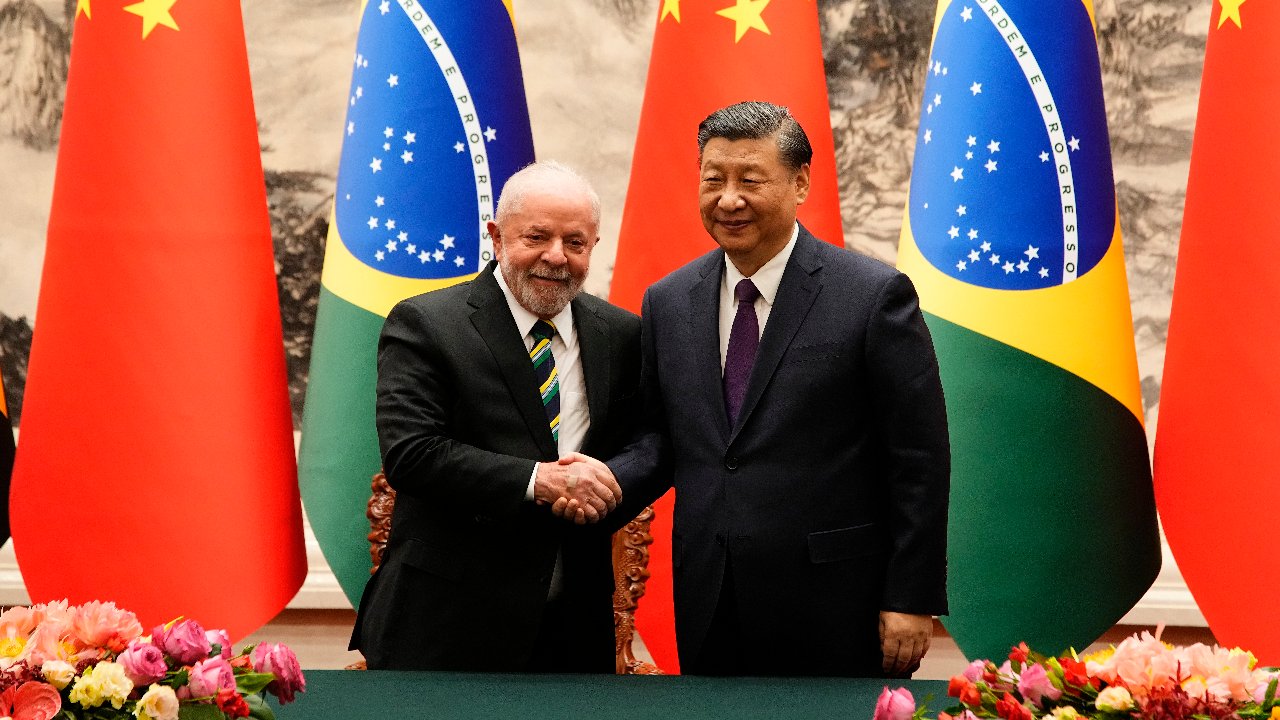 Lula isola o Brasil e popularidade cai