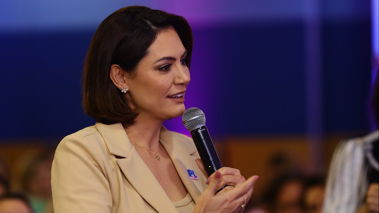 Michelle vai à Justiça após ser chamada de ex-garota de programa