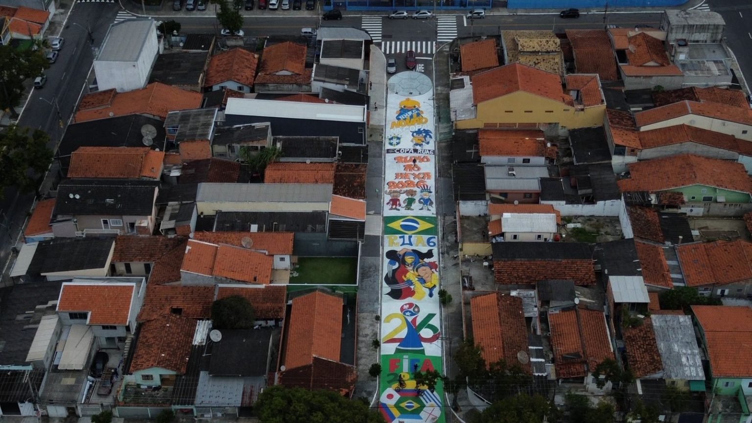 Ruas pintadas para a Copa do Mundo mantêm viva tradição em bairro de São José dos Campos